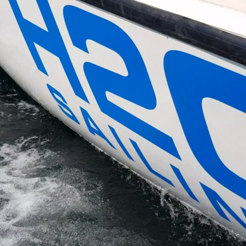 Seyir halinde tekne üzerindeki logoyu gösteren bir fotoğraf