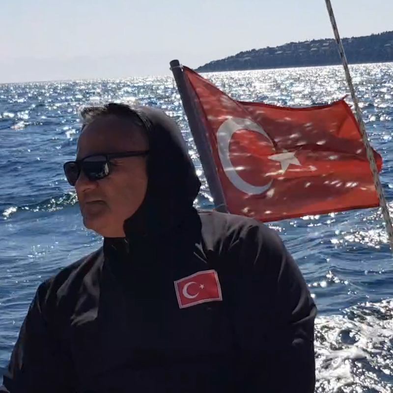 Rüzgarlı bir seyir esnasında Sancak tarafını kontrol ederken