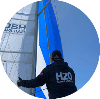 Yelken Yarış Eğitimi - Yelken seyri sırasında balon basarken