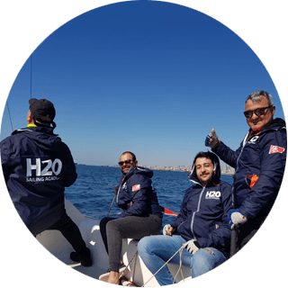 Temel Seviye Yelken Eğitimi - Eğitim sırasında tekne içinden çekilmiş ekip görseli