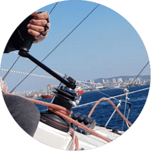 İleri Seviye Yelken Eğitimi - Yelkenli seyri sırasında halat kontrolü sağlarken